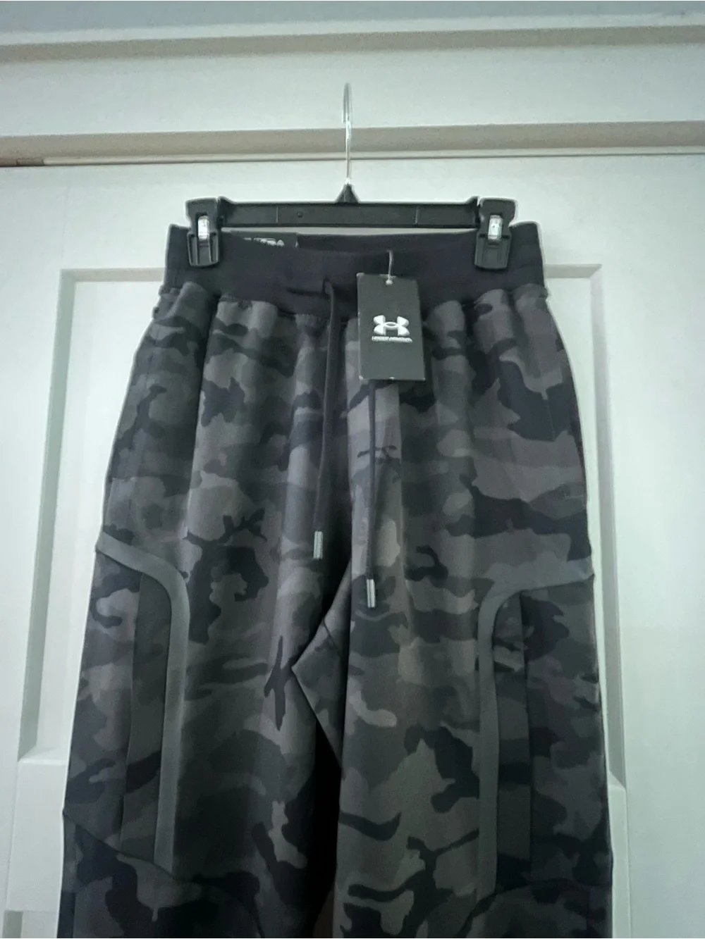 Under Armour Men’s Black and Gray Camo Straight Pants Small NWT